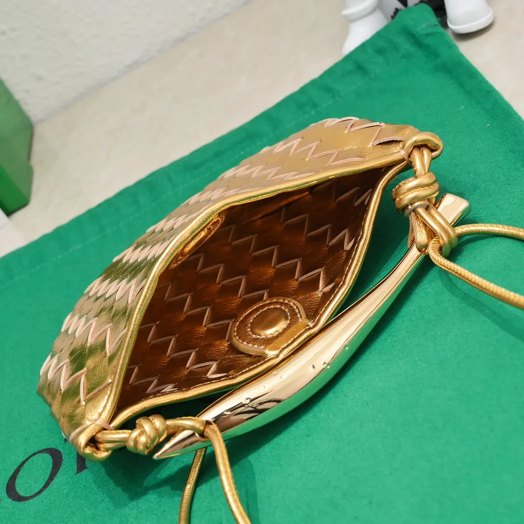 Batch of 1260 BV Mini Sardine is coming‼ ️Super high-end, stainless steel hardware + 24k real gold plating process, fish scales (concave and convex positions) are the finishing touch, the sardine bag that can be carried cross-body is completely beautiful to the heart. The metal element handle and weaving are perfectly combined to completely integrate the artistic sense and elegance and fashion. It is really like a work of art🏺The large size is elegant, the small size is exquisite and cute, a must-have item for fashionistas, and the details are perfectly reproduced. Style number: 6680# Size 20*12*2.5
